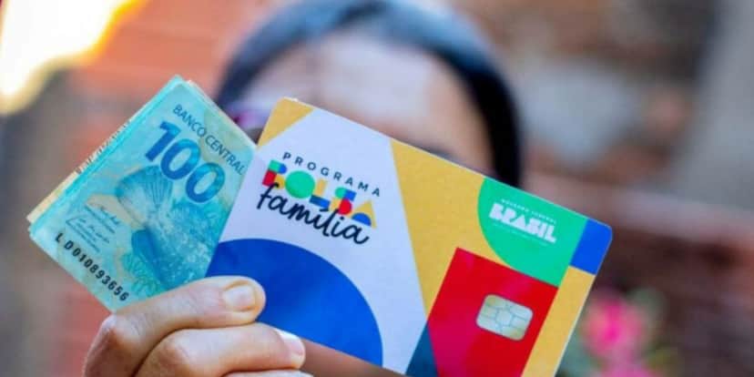 Mulher com cartão do bolsa família - montagem: Tv foco Mulher com cartão do bolsa família - montagem: Tv foco