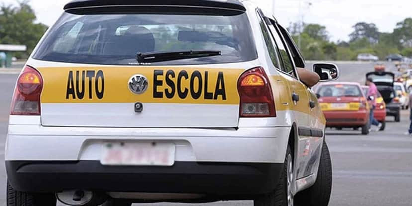 Carro da autoescola (Foto: Reprodução / Internet) Carro da autoescola (Foto: Reprodução / Internet)