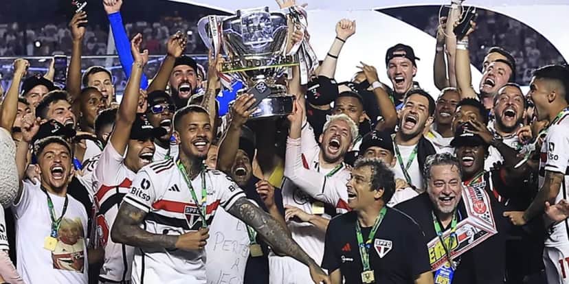 São Paulo levantando a taça da Copa do Brasil - (Foto: Internet) São Paulo levantando a taça da Copa do Brasil - (Foto: Internet)