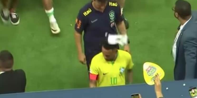 Neymar levou pipoca após empate com a Venezuela (Foto: Reprodução/Twitter) Neymar levou pipoca após empate com a Venezuela (Foto: Reprodução/Twitter)