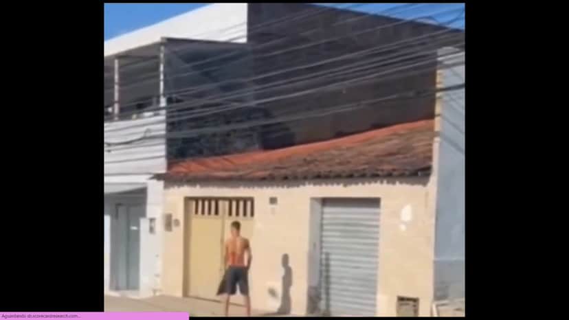 Ele foi baleado e caiu morto na calçada (Foto: Reprodução/ Internet) Ele foi baleado e caiu morto na calçada (Foto: Reprodução/ Internet)