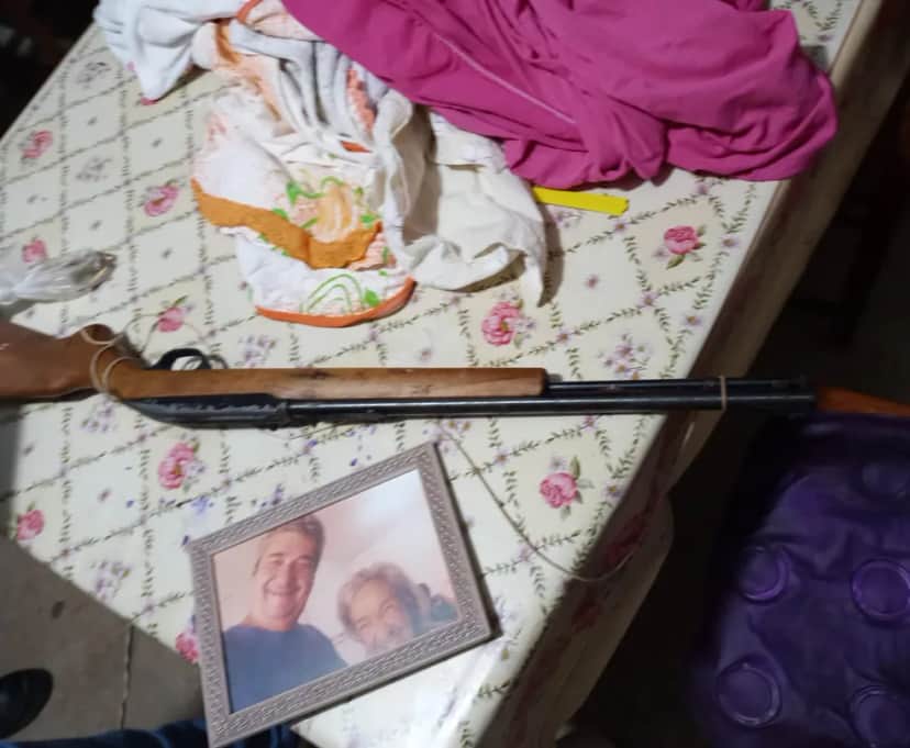 Arma achada na casa do casal- Foto Reprodução G1 e Polícia Civil Arma achada na casa do casal- Foto Reprodução G1 e Polícia Civil