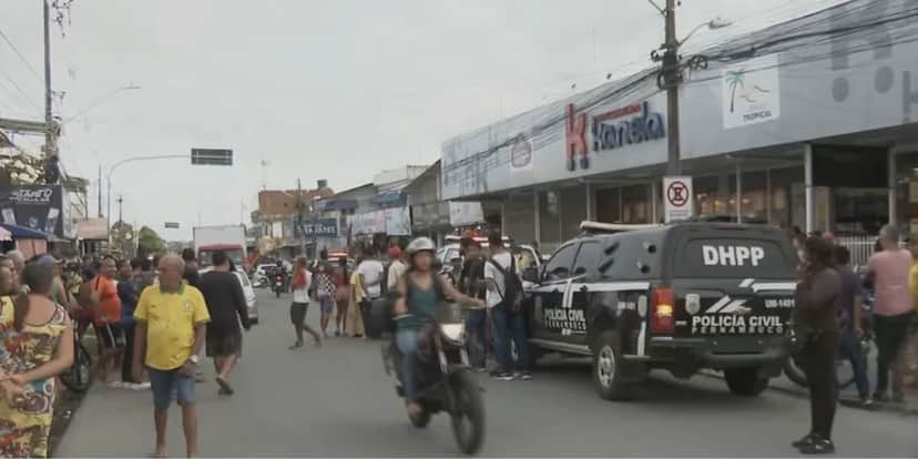 Movimentação em local onde dois homens foram mortos (Foto: Reprodução / Globo) Movimentação em local onde dois homens foram mortos (Foto: Reprodução / Globo)