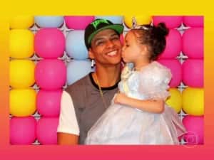O dançarino DG e sua filha Laylla - Foto Globo O dançarino DG e sua filha Laylla - Foto Globo
