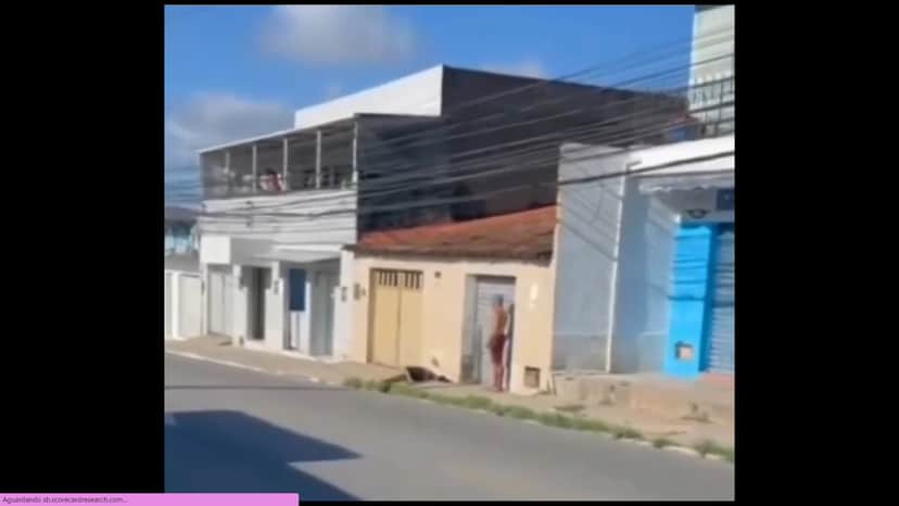 Jovem foi baleado e caiu morto na calçada (Foto: Reprodução/ Internet) Jovem foi baleado e caiu morto na calçada (Foto: Reprodução/ Internet)