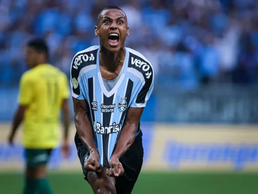 Bruno Alves vai deixar o Grêmio e é disputado por Cruzeiro e Atlético-PR (Foto: Divulgação) Bruno Alves vai deixar o Grêmio e é disputado por Cruzeiro e Atlético-PR (Foto: Divulgação)