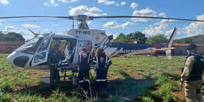 Davi foi encaminhado a um helicóptero que o levaria a um hospital em Montes Claros (Foto: 3ª BRAVE/PMMG) Davi foi encaminhado a um helicóptero que o levaria a um hospital em Montes Claros (Foto: 3ª BRAVE/PMMG)