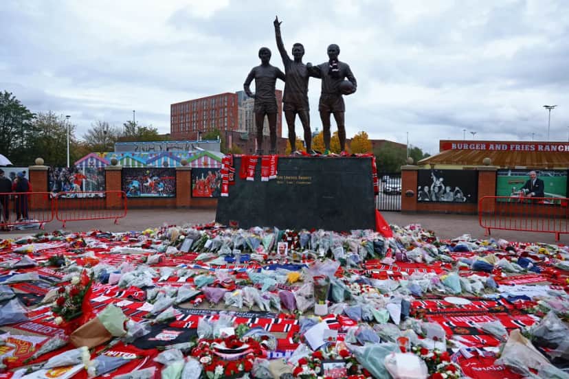 Torcida do Manchester United presta homenagem a Bobby Charlton — Foto: Reuters Torcida do Manchester United presta homenagem a Bobby Charlton — Foto: Reuters