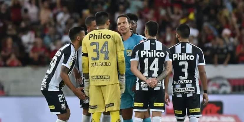 tualmente o Peixe está na 15ª colocação, com 37 pontos, três a mais que o Vasco da Gama, primeiro time dentro da zona de rebaixamento - (Foto: Internet) tualmente o Peixe está na 15ª colocação, com 37 pontos, três a mais que o Vasco da Gama, primeiro time dentro da zona de rebaixamento - (Foto: Internet)