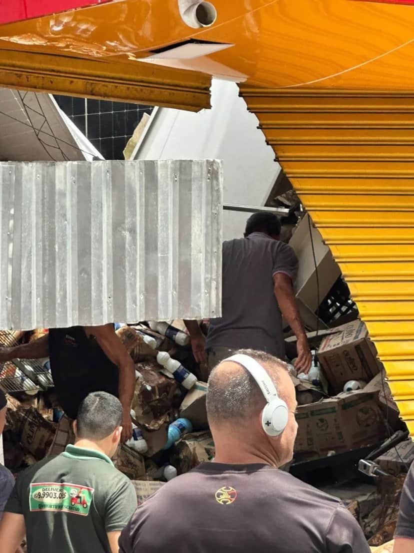 Teto de supermercado desabou e uma funcionária morreu (Foto: Reprodução/ Internet) Teto de supermercado desabou e uma funcionária morreu (Foto: Reprodução/ Internet)