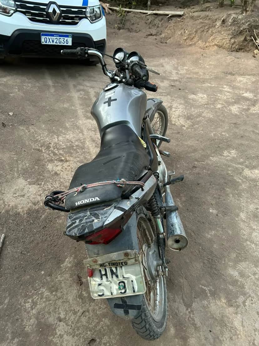 Moto usada pelo autor no dia do crime. Veículo foi encontrado no quintal da casa dele — Foto: Polícia Militar Moto usada pelo autor no dia do crime. Veículo foi encontrado no quintal da casa dele — Foto: Polícia Militar