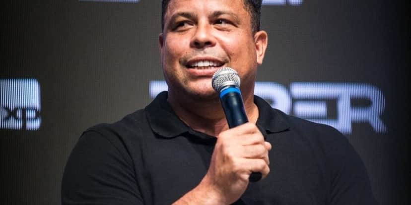 Ronaldo Fenômeno quer garantir a permanência de jogador no Cruzeiro (Foto: Reprodução/ Internet) Ronaldo Fenômeno quer garantir a permanência de jogador no Cruzeiro (Foto: Reprodução/ Internet)