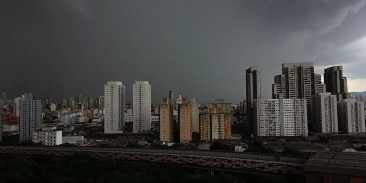 Mais de 1 milhão de pessoas ficaram sem luz em São Paulo (Reprodução: Internet) Mais de 1 milhão de pessoas ficaram sem luz em São Paulo (Reprodução: Internet)
