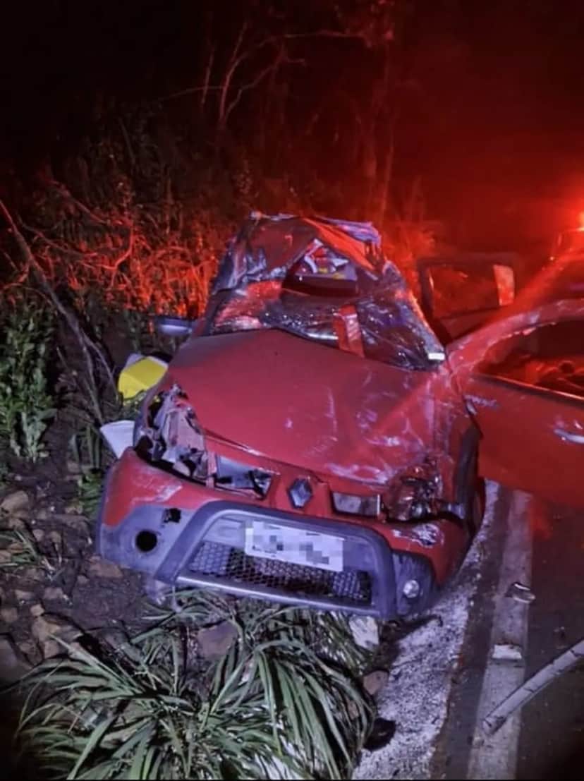 Carro capotou e criança de 5 anos morreu. Foto: Reprodução/G1 Carro capotou e criança de 5 anos morreu. Foto: Reprodução/G1