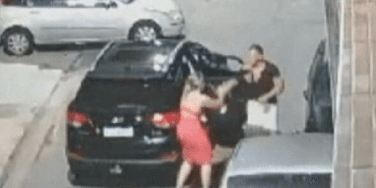Imagens da câmera de segurança, durante a briga do casal (Reprodução/Internet) Imagens da câmera de segurança, durante a briga do casal (Reprodução/Internet)