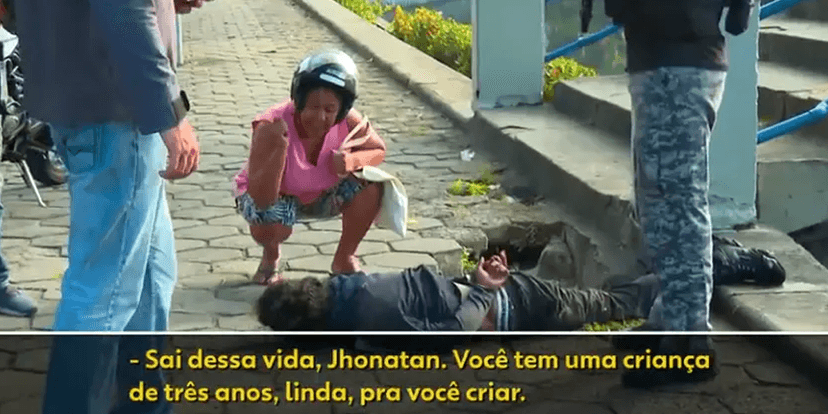 Avó pede que neto abandone o crime após ser preso (Foto: Reprodução, Globo) Avó pede que neto abandone o crime após ser preso (Foto: Reprodução, Globo)