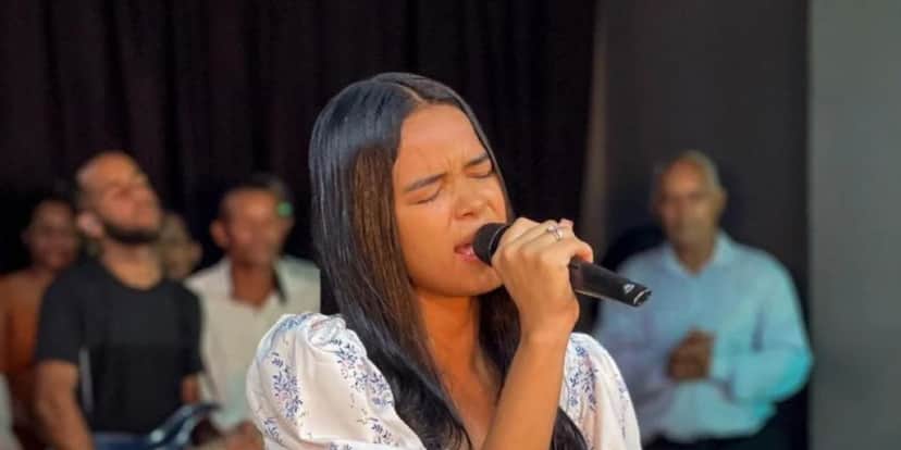 A cantora gospel de 18 anos morreu após acidente de carro - Foto: Internet A cantora gospel de 18 anos morreu após acidente de carro - Foto: Internet
