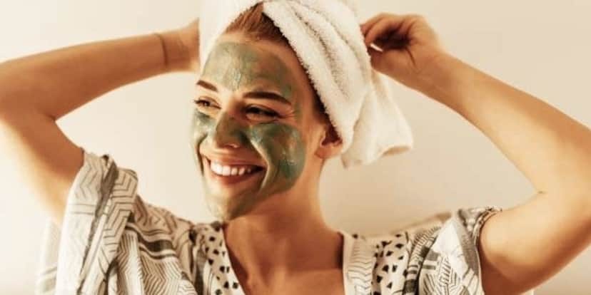 Mulher com argila verde no rosto (Foto: Reprodução / Internet) Mulher com argila verde no rosto (Foto: Reprodução / Internet)
