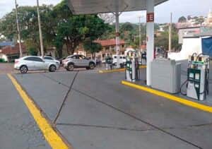 O posto sendo lacrado - Foto Internet O posto sendo lacrado - Foto Internet