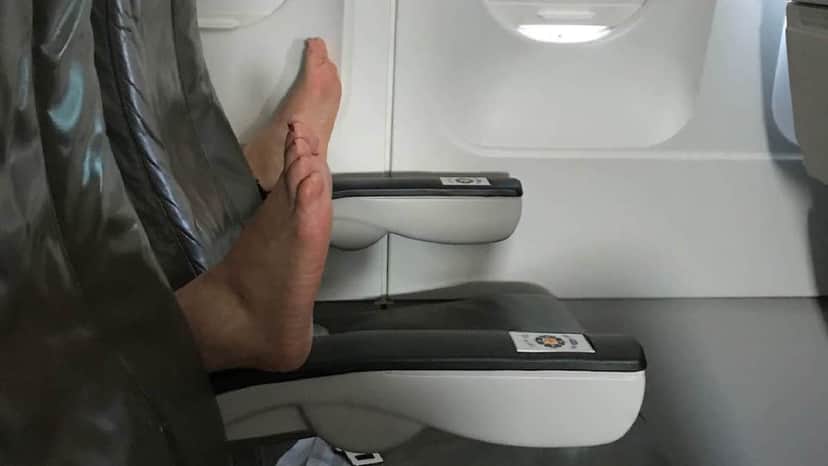 Pés nos braços das poltronas em avião (Foto: Reprodução, Png Free) Pés nos braços das poltronas em avião (Foto: Reprodução, Png Free)