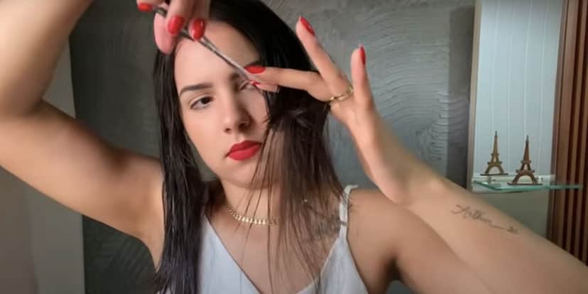 Corte da franja (Foto: Reprodução / YouTube Lolla Queren) Corte da franja (Foto: Reprodução / YouTube Lolla Queren)