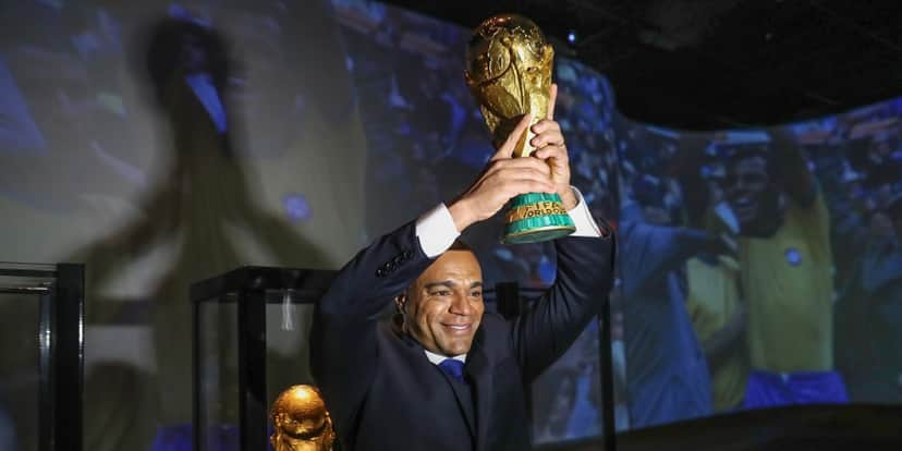 Denílson, comentarista da Band, com taça da Copa (Foto: Divulgação) Denílson, comentarista da Band, com taça da Copa (Foto: Divulgação)