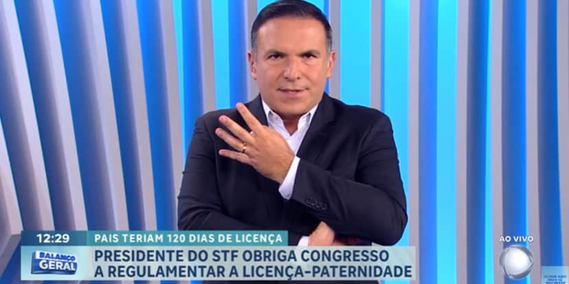 Reinaldo Gottino comentou sobre o período de 4 meses da licença maternidade (Reprodução: Record) Reinaldo Gottino comentou sobre o período de 4 meses da licença maternidade (Reprodução: Record)