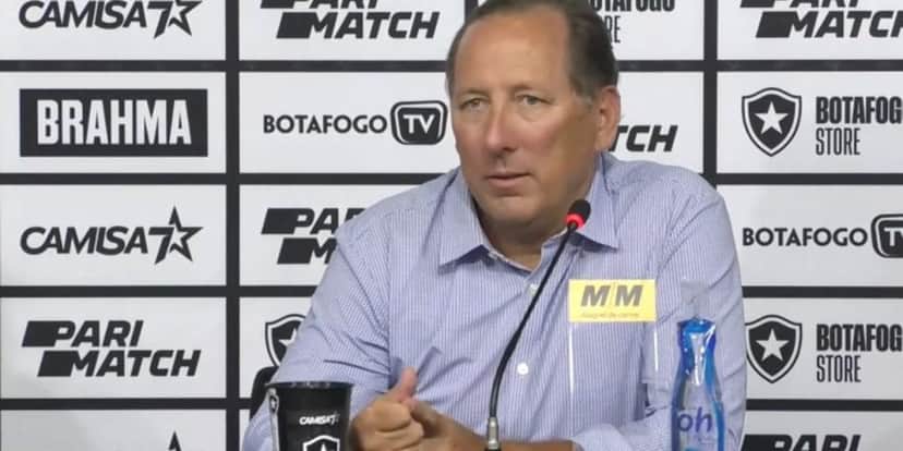 À beira da falência, debandada e novo vexame: Textor acaba de jogar 3 bombas que aterrorizam o Botafogo - (Foto: Internet) À beira da falência, debandada e novo vexame: Textor acaba de jogar 3 bombas que aterrorizam o Botafogo - (Foto: Internet)