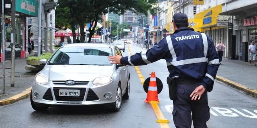 Guarda de trânsito dando multa ao motorista (Foto: Reprodução/ Internet) Guarda de trânsito dando multa ao motorista (Foto: Reprodução/ Internet)