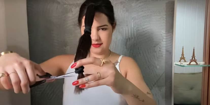 Prenda os fios em um rabo de cabelo para frente (Foto: Reprodução / YouTube Lolla Queren) Prenda os fios em um rabo de cabelo para frente (Foto: Reprodução / YouTube Lolla Queren)