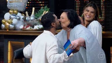 Dona Déa Lúcia surpreendeu ao beijar galã no Domingão com Huck (Foto: Reprodução/ Internet) Dona Déa Lúcia surpreendeu ao beijar galã no Domingão com Huck (Foto: Reprodução/ Internet)
