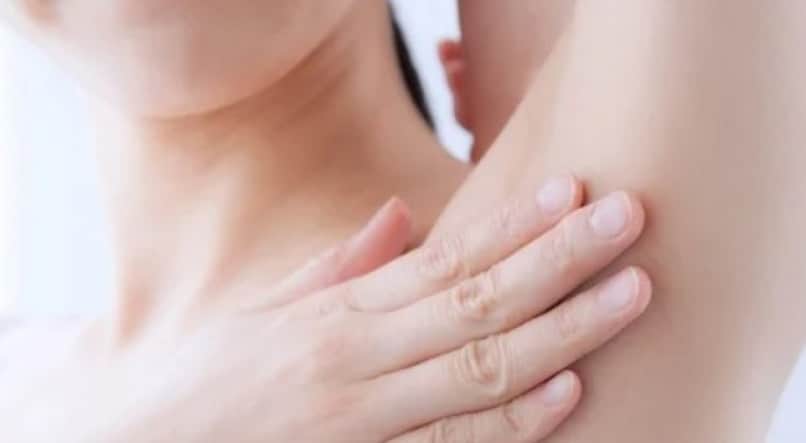 Axilas e virilhas costumam ser regiões extremamente sensíveis e suscetíveis a ter manchas por conta de atritos e outros fatores (Foto Reprodução/Internet) Axilas e virilhas costumam ser regiões extremamente sensíveis e suscetíveis a ter manchas por conta de atritos e outros fatores (Foto Reprodução/Internet)