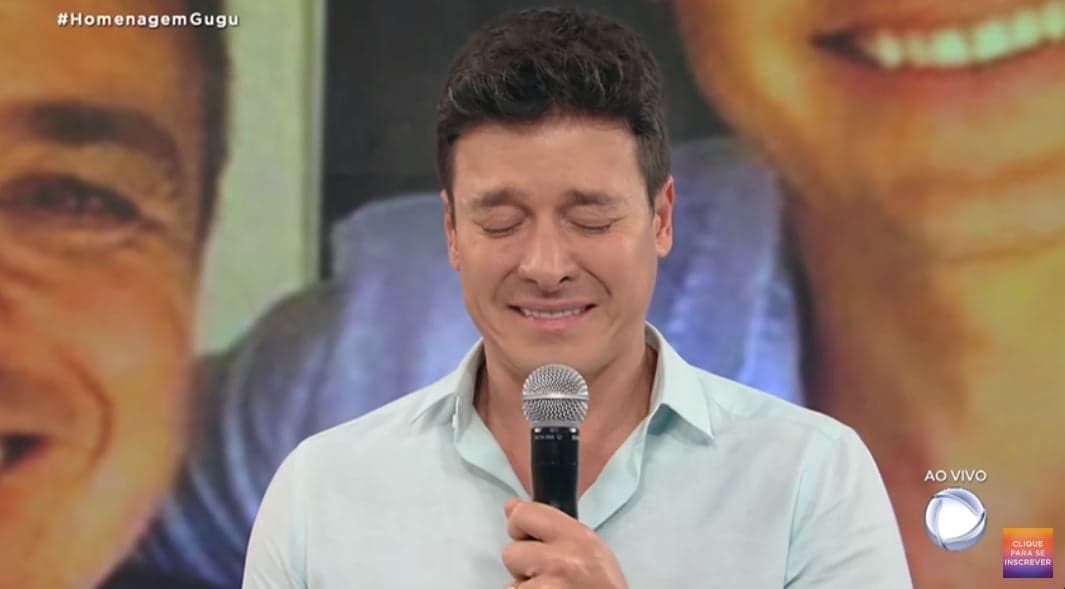 Rodrigo Faro caindo no choro ao vivo, na Record (Foto Reprodução/Youtube) Rodrigo Faro caindo no choro ao vivo, na Record (Foto Reprodução/Youtube)