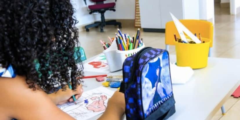 Criança desenhando (Foto: Reprodução / Internet) Criança desenhando (Foto: Reprodução / Internet)