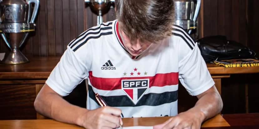 Multa de R$400 milhões: Casares anuncia oficialmente 2 novos reforços de uma vez para Carpini no São Paulo - Foto | Reprodução: Internet 'Globo Esporte' Multa de R$400 milhões: Casares anuncia oficialmente 2 novos reforços de uma vez para Carpini no São Paulo - Foto | Reprodução: Internet 'Globo Esporte'