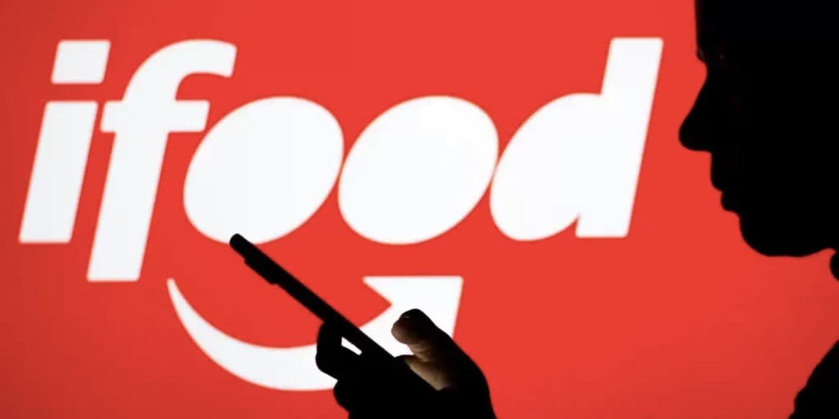 Ifood e pessoa olhando no celular (Foto: Reprodução / Exame) Ifood e pessoa olhando no celular (Foto: Reprodução / Exame)