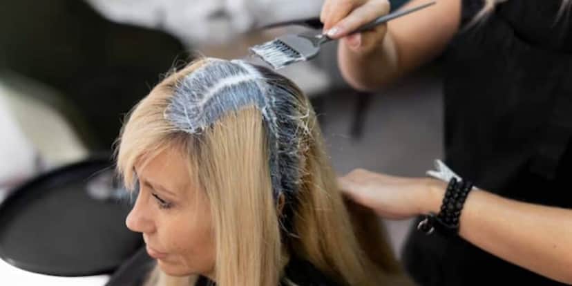 Mulher pintando cabelo (Foto: Reprodução / Freepik) Mulher pintando cabelo (Foto: Reprodução / Freepik)