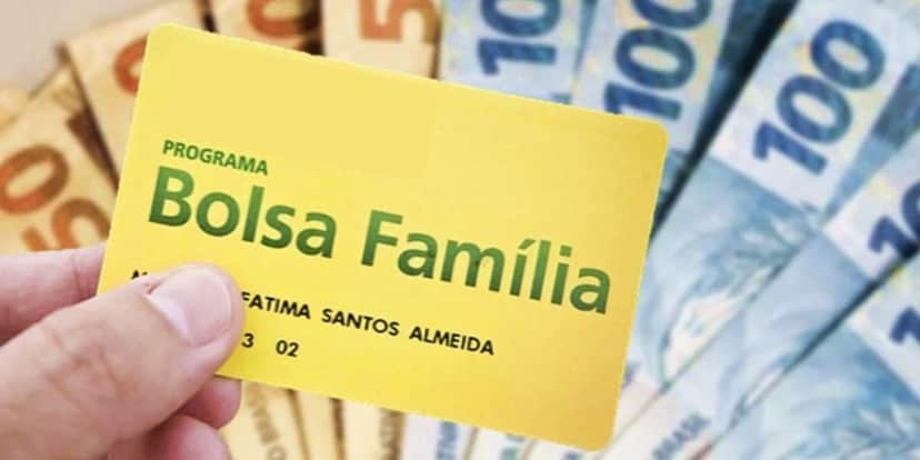 Pessoa segurando cartão do Bolsa Família e notas de cem e cinquenta reais (Foto: Reprodução / Internet) Pessoa segurando cartão do Bolsa Família e notas de cem e cinquenta reais (Foto: Reprodução / Internet)
