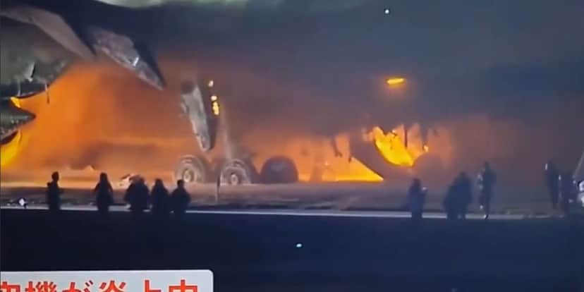 Bombeiros se movimentam para tentar controlar o fogo (Reprodução: Internet) Bombeiros se movimentam para tentar controlar o fogo (Reprodução: Internet)