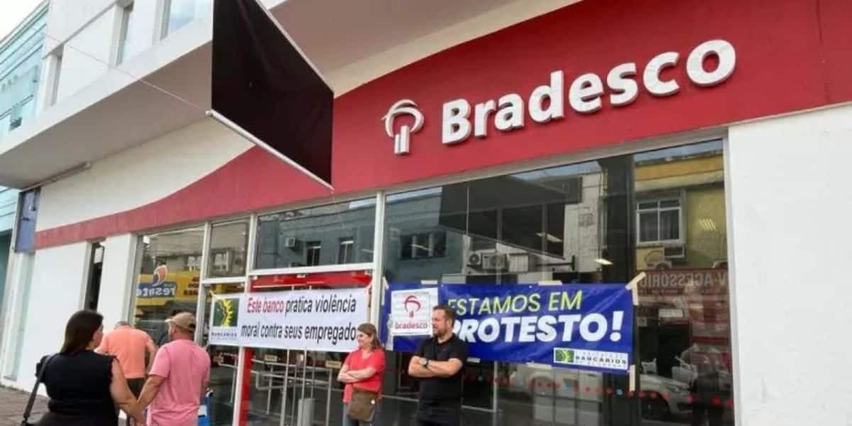 Protesto em frente a agência do Bradesco (Foto: Sindicato dos Bancários de Blumenau e Região) Protesto em frente a agência do Bradesco (Foto: Sindicato dos Bancários de Blumenau e Região)
