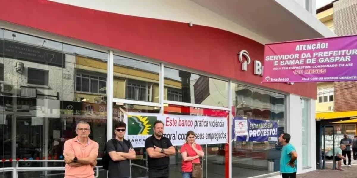 A agência amanheceu fechada na última quinta-feira (25)(Foto: Sindicato dos Bancários de Blumenau e Região) A agência amanheceu fechada na última quinta-feira (25)(Foto: Sindicato dos Bancários de Blumenau e Região)