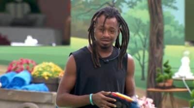Luigi recebe um brinquedo de infância e se emociona (Foto: Reprodução / Globo) Luigi recebe um brinquedo de infância e se emociona (Foto: Reprodução / Globo)