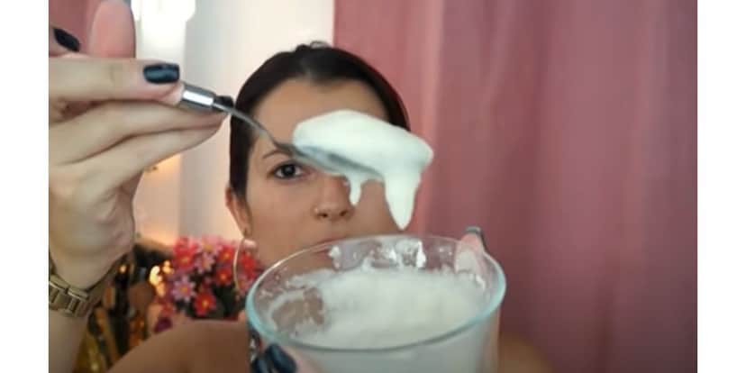 Misturinha caseira para se livrar das rugas (Foto: Youtube/ Carla Guimarães) Misturinha caseira para se livrar das rugas (Foto: Youtube/ Carla Guimarães)