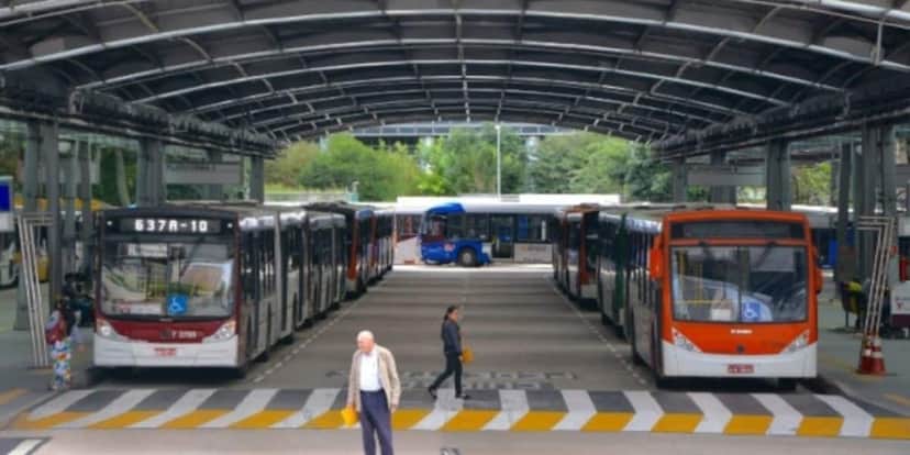 Ônibus precisam ficar 10 minutos ligados nos terminais (Reprodução: Internet) Ônibus precisam ficar 10 minutos ligados nos terminais (Reprodução: Internet)