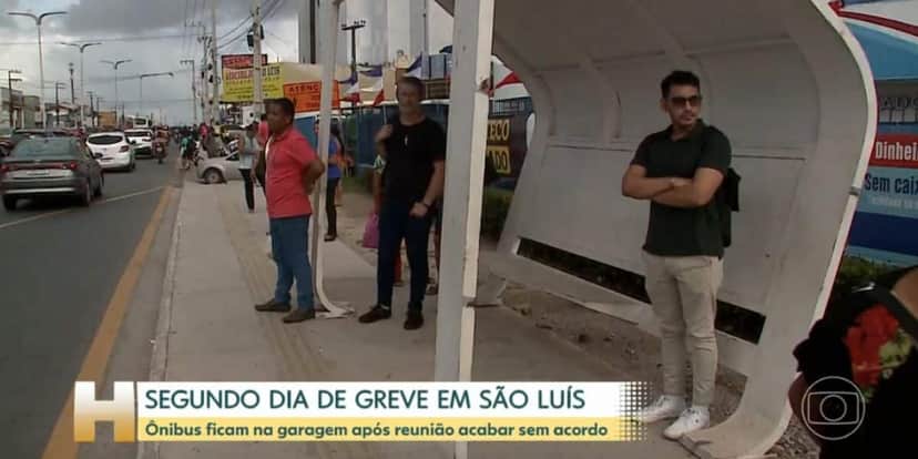 Brasileiros parados em ponto de ônibus (Foto: Reprodução / Globo) Brasileiros parados em ponto de ônibus (Foto: Reprodução / Globo)