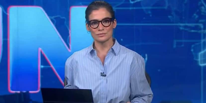 Renata Vasconcellos durante o Jornal Nacional (Foto: Reprodução / Globo) Renata Vasconcellos durante o Jornal Nacional (Foto: Reprodução / Globo)
