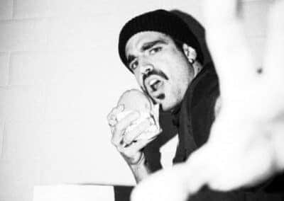 Caio Castro comendo um hambúrguer (Foto: Reprodução / Folha de S.Paulo) Caio Castro comendo um hambúrguer (Foto: Reprodução / Folha de S.Paulo)