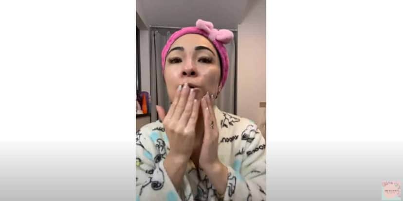 Aplique no rosto quando já estiver com as mãos quentes (Reprodução: Youtube) Aplique no rosto quando já estiver com as mãos quentes (Reprodução: Youtube)