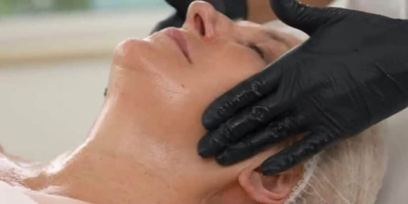 Passe os óleos massageando (fazendo drenagem) o rosto (Reprodução: Internet) Passe os óleos massageando (fazendo drenagem) o rosto (Reprodução: Internet)