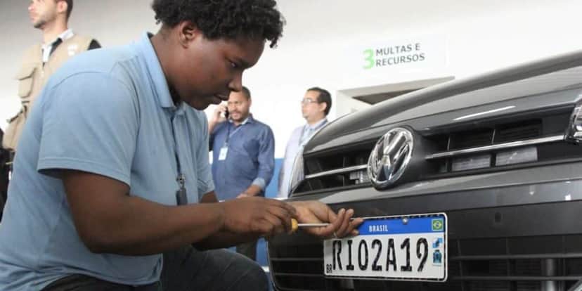 Carros precisam estar devidamente identificados com placas para circular nas ruas (Foto Reprodução/Internet) Carros precisam estar devidamente identificados com placas para circular nas ruas (Foto Reprodução/Internet)